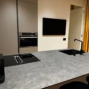 Home: Esclusivo E Moderno Appartamento